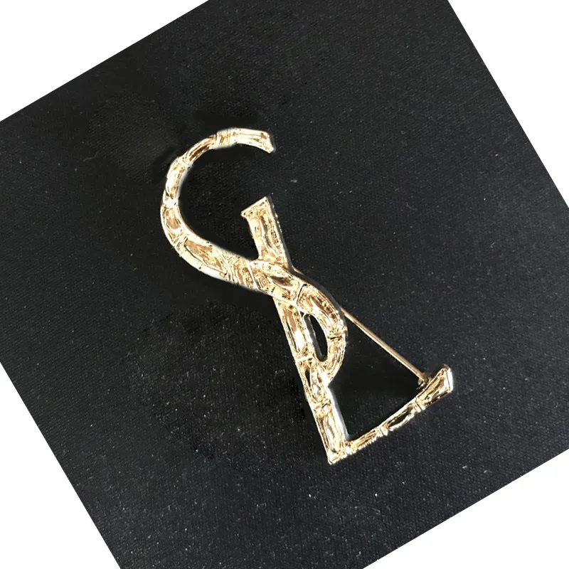 New Arrival Women Letter Brooch Famous Letter Brooch Suit Lapel Pin Fashion Jewelry Accessories Gift for Love High Quality