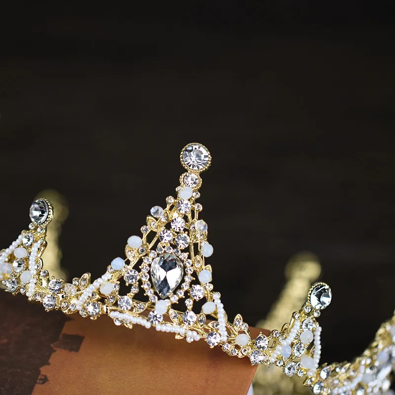 2021美しい王女の帽子のシックなブライダルティアラのアクセサリー見事なクリスタル真珠の結婚式のティアラと王冠12107