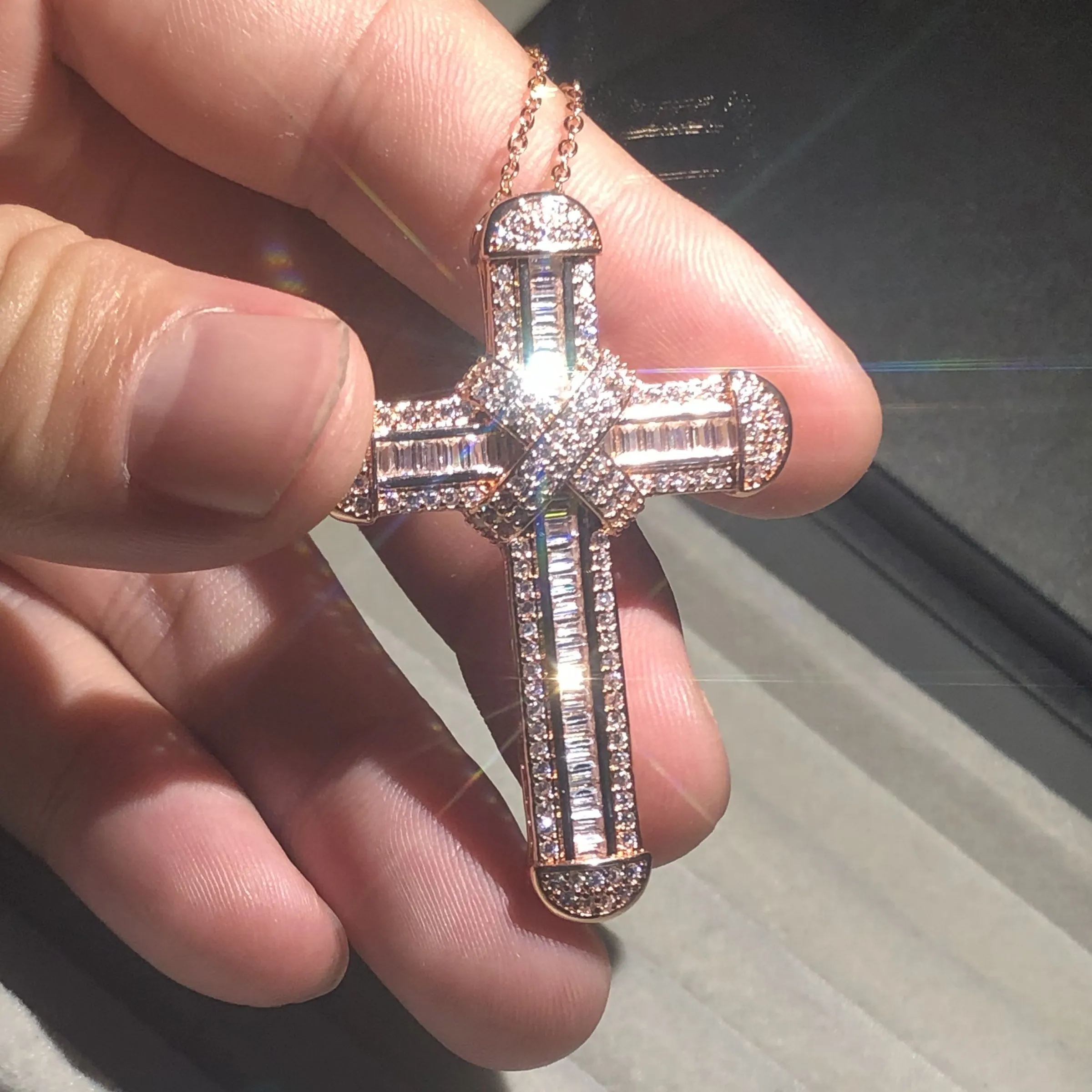 Luxuriöse 18-Karat-Roségold-Halskette mit exquisitem Bibel-Jesus-Kreuz-Anhänger für Damen und Herren, Kruzifix-Charm, simulierter Diamant-Schmuck. Drei Stile