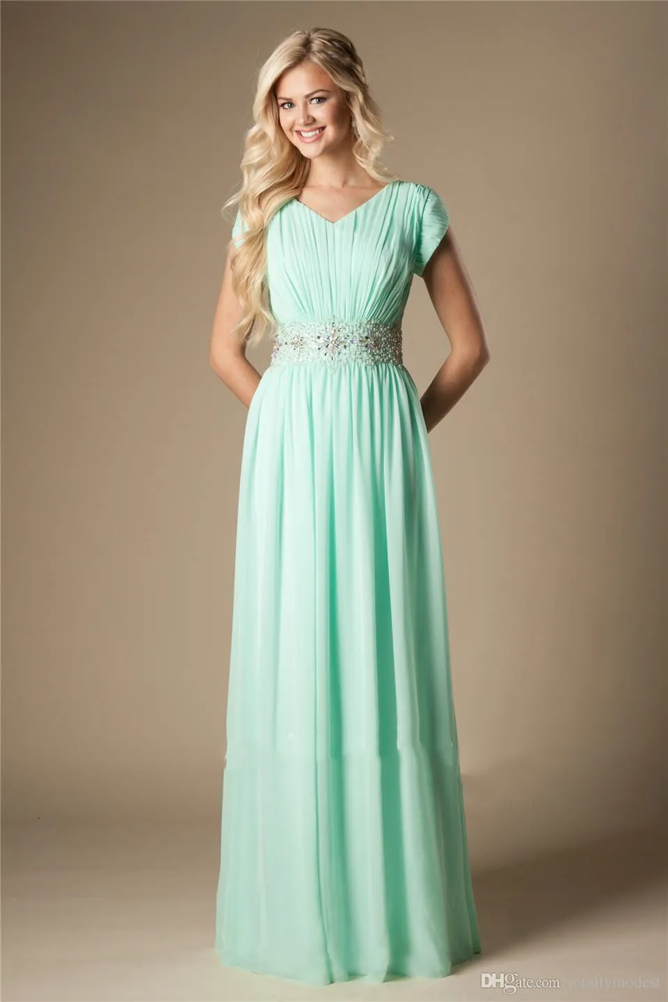 Mint Beaded Chiffong Modest Bridesmaid Klänningar med Cap Sleeves Lång A-Line Bröllop Gäster Klänningar Formell Evening Maids of Honor Dresses