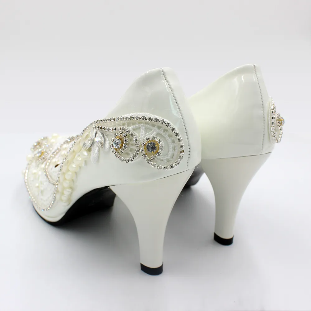 Chaussures de mariage de mariée sur mesure 2021 plates-formes chaton High Heel Lace Pearls cristaux Chaussures de fête blanches pour la demoiselle d'honneur Roun2952679