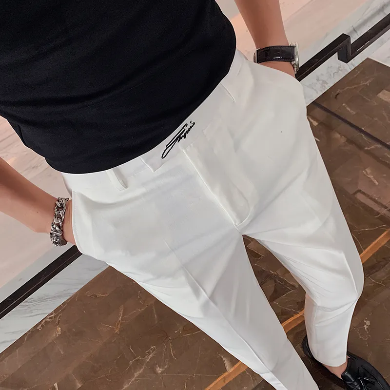 Pantaloni eleganti da uomo d'affari ricamati Pantaloni stile coreano Slim Fit Pantaloni da lavoro da ufficio Pantaloni casual Streetwear Nero Bianco 220225