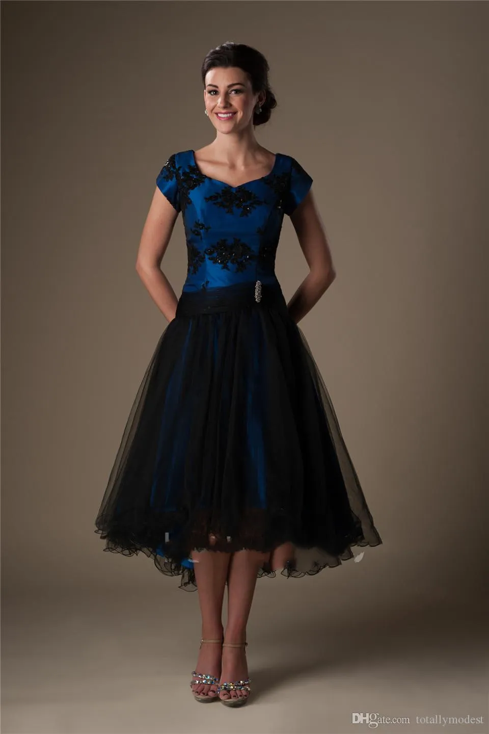 Bleu royal noir haut bas robes de cocktail modestes courtes avec mancherons appliques perlées appliques de dentelle appliques courtes devant long dos robes de bal