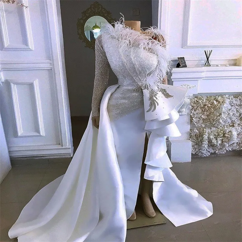 Nya arabiska sparkly aftonklänningar sexig en axelkristaller fjäder prom klänningar mantel långärmad formell fest andra mottagning klänningar