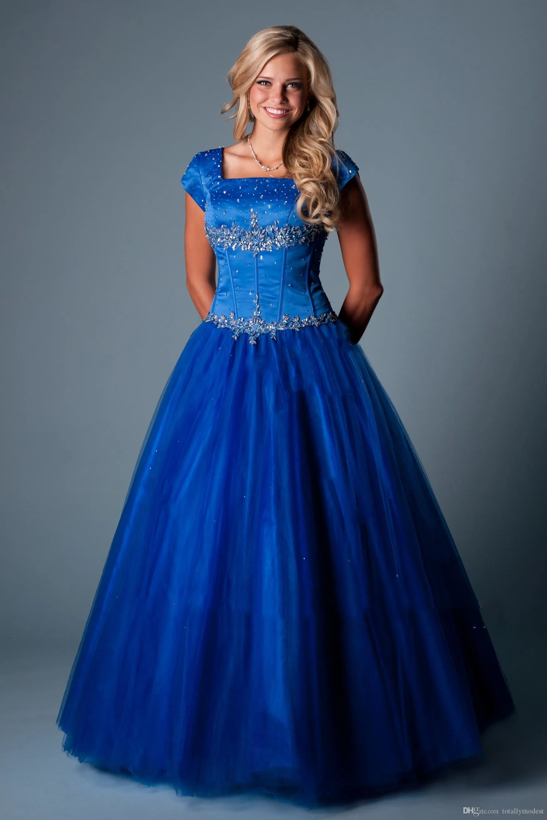 Royal Blue Ball Suknia Długie Skromne Prom Dresses z Rękawami Cap Square Zroszony Kryształy Puffy Długość podłogi Dziewczyny Nastolatki Prom Party Dresses