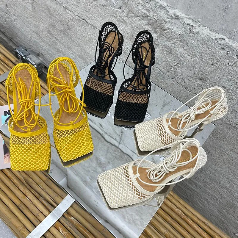 Mode Kvinnor Sandaler Kvadrat Toe Hollow Sexiga Pumpar Tunna Högklackar Korsband Sandaler Lace Up Yellow / Black / Beige Fashion Slides