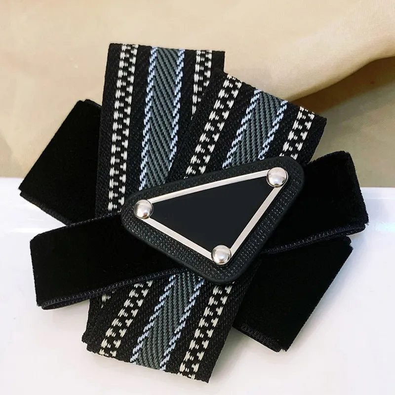 Nouvelle Arrivée Broche Bowknot Bowknot Broche Femmes Girl Cute Mignon Triangle Broche Broche Vapel Pin pour la fête-cadeau