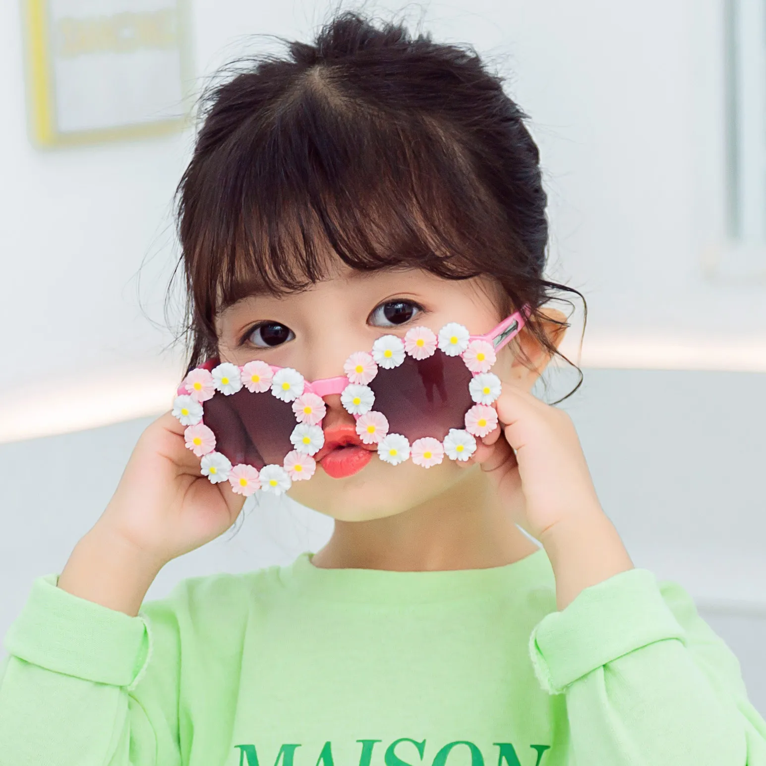 새로운 데이지 여자 선글라스 귀여운 아이들의 꽃 패션 Adumbral 안경 어린이 의류 태양 안경 장식 안경 C6701
