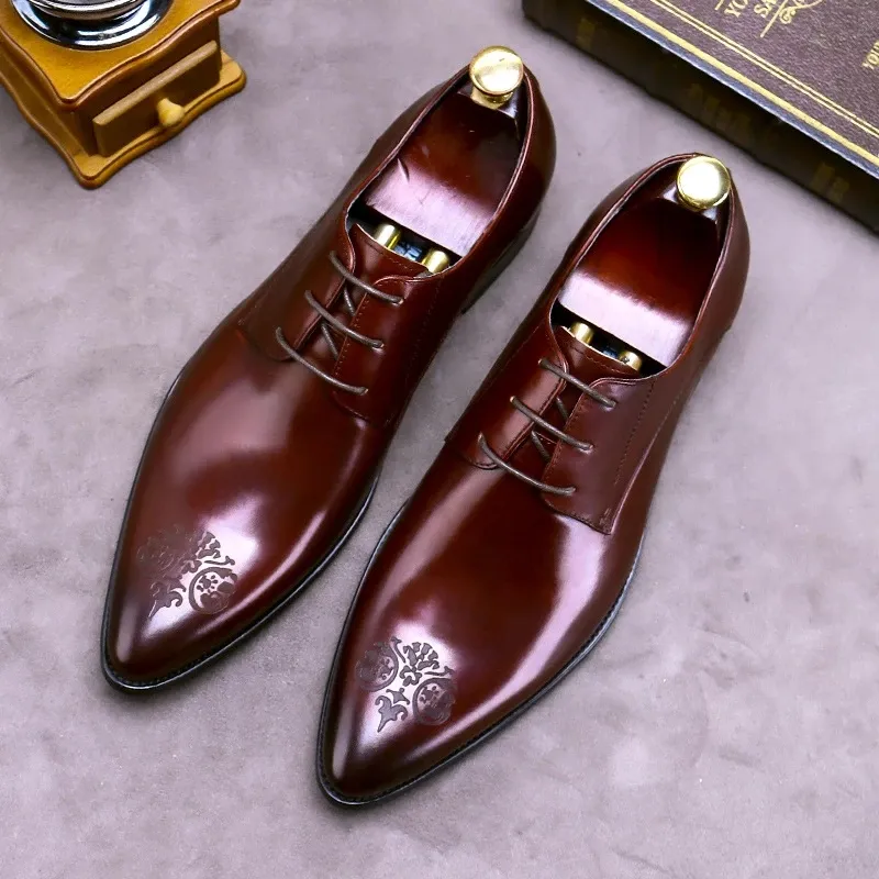 2020 Mäns formella slitage skor äkta läder affärsklänning skor män pekade tå snidade stora storlek oxfords spetsar upp bröllopsko