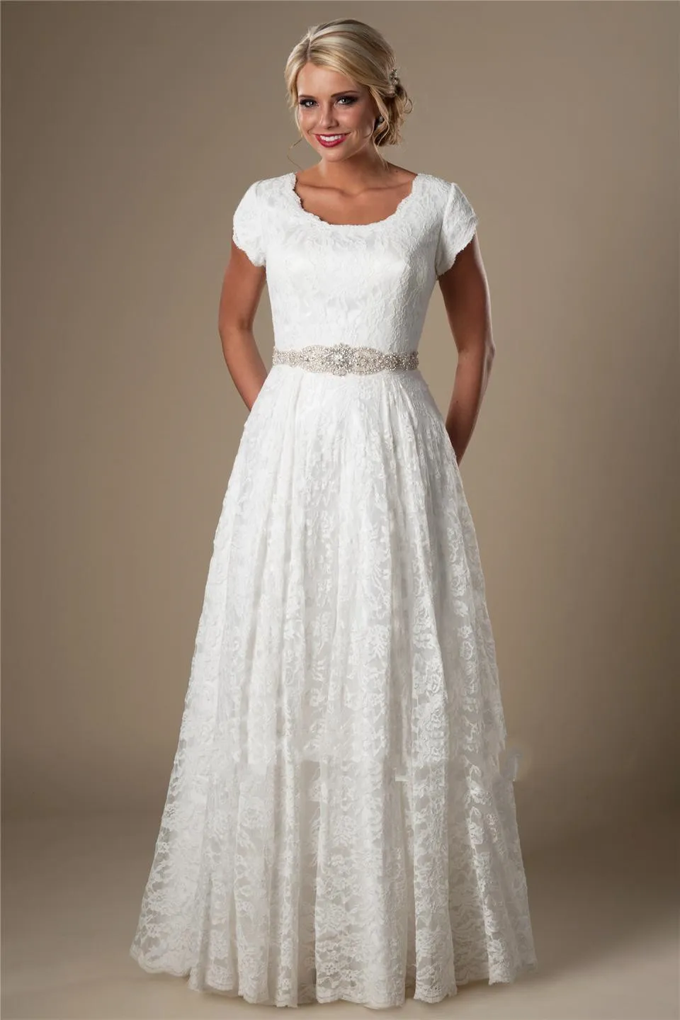 Abiti da sposa modesti in pizzo bianco avorio vintage con maniche ad aletta Abiti da sposa a-line con tempio Abiti da sposa informali realizzati su misura