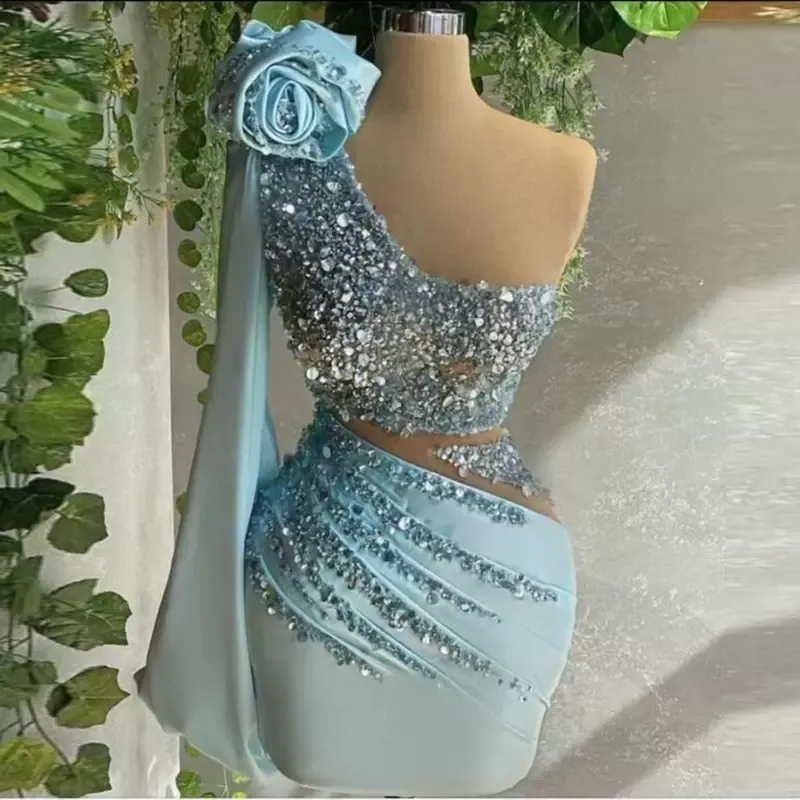 Bleu ciel clair robes de Cocktail courtes Sexy paillettes perlées une épaule robes de bal robe de soirée sur mesure CG001