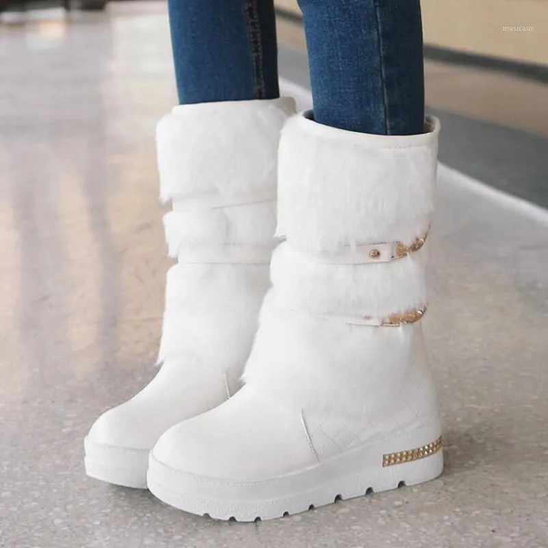 Vita päls snöstövlar Kvinnor Double Metal Chains Mid-Calf Winter Boots PLAID Vit läder Mysig lång plyschplattform Y9811