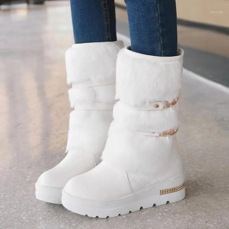 Botas de neve de pele branca Mulheres cadeias de metal duplo de meia-calça de inverno Botas xadrez de couro branco aconchegante plataforma de pelúcia longa y9811