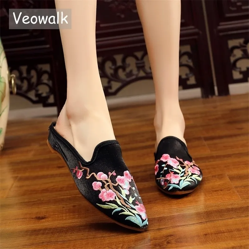 Veowalk Chinese Embroidered Women Silk Cotton Close Pointed Toe Mules Slippers Summer Autumn Vintage Ladies Slip on Flat Shoes Y200423 GAI GAI GAI