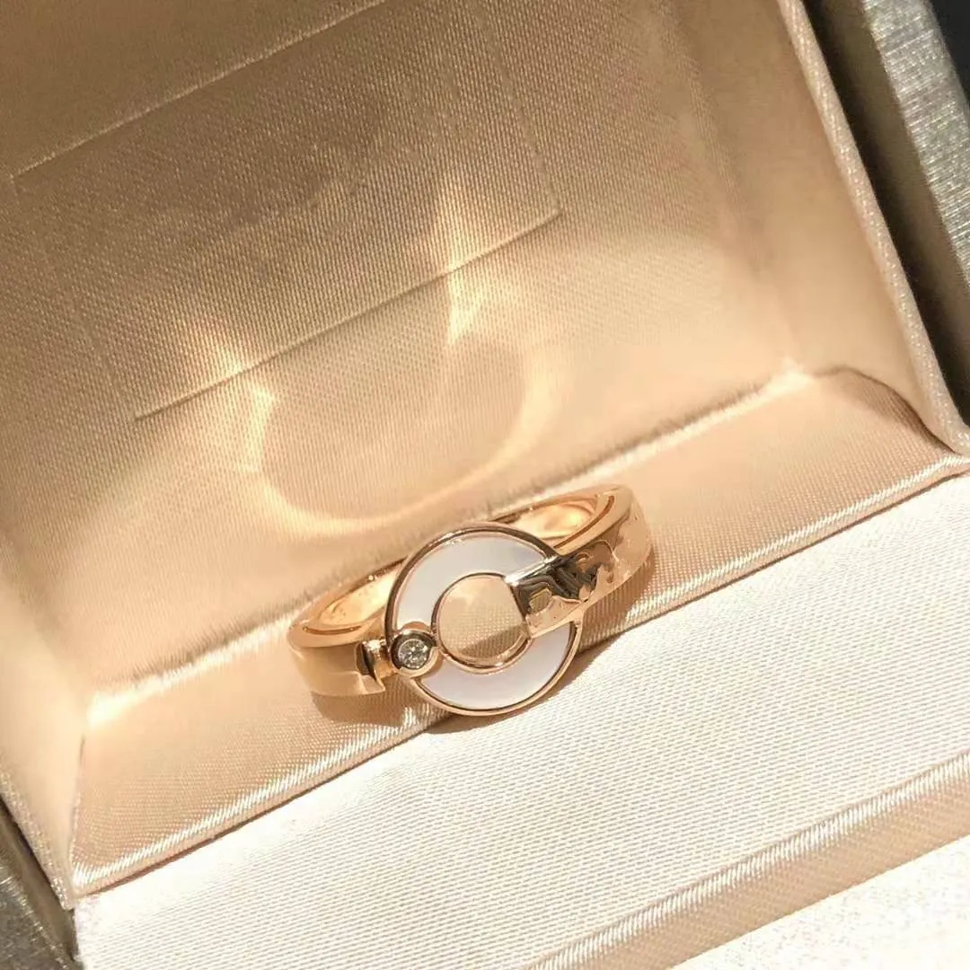 Högkvalitativ nyårspresent Ny skiva White Shell Diamond Letter Ring Ladies Charm smycken Lyxring med utsökt förpackningsgåva264a