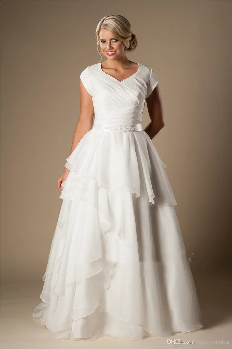 Modern Short Sleeves Modest Wedding Dresses Cap Sleeves V Neck Buttons Tiered Organza Bridal Gowns A-line Inexpensive Wedding Gowns