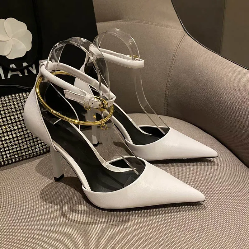 2022レディースサンダル本革デザイナーハイヒールのポンプシューズ尖ったつま先黒ピンクチェーン装飾宴会女性のドレスセクシーな正式な靴無料配達
