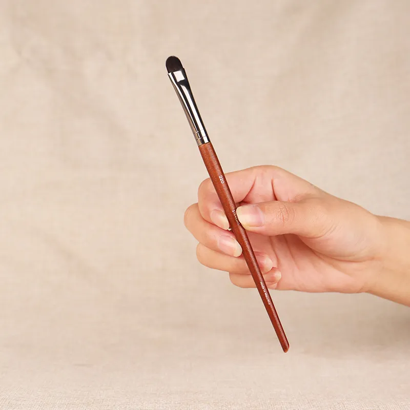 SMALL SHADER BRUSH 220 - قلم تحديد ظلال العيون النحيف ، فرشاة ماكياج التجميل ، أداة دمج مستحضرات التجميل