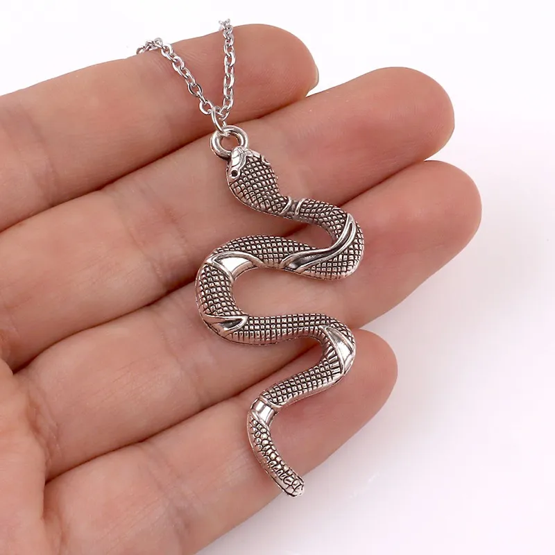 Snake Necklace för kvinnor Nya djur Charms Dangle Pendant Halsband Minimalistisk Trendig Kvinna Jul Smycken Present