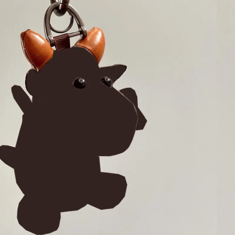 2021 Designer tecknad djur ox kreativ nyckelring ring pu läder ko brev mönster bil handväska nyckelring gåvor tillbehör