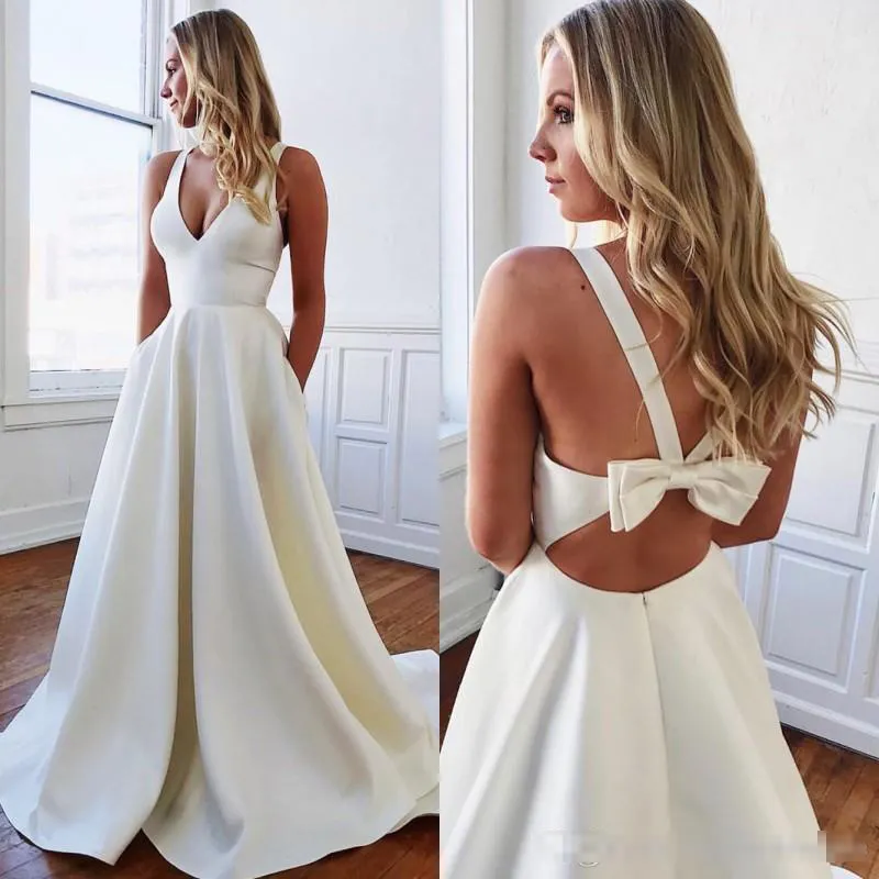 Enkla satinklänningar En linje V Neck Sweep Train Bow Backless Custom Made Beach Wedding Bridal Gown Plus Size Robe de Mariee 403