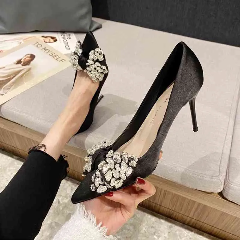 Sandali Donna Designer New Pointed High Heels Luxury Flower Strass Bow Pumps Abito da sera Scarpe da donna 220304