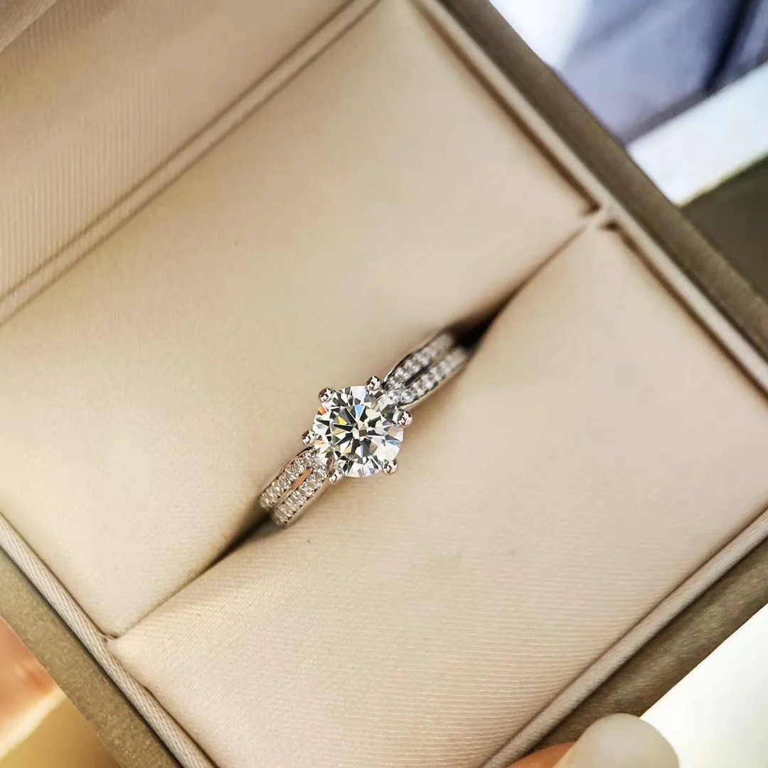 2021 새로운 도착 S925 실버 럭셔리 품질 반짝이 다이아몬드 퀸 반지 여성용 결혼식 선물 드롭 운송 PS6431