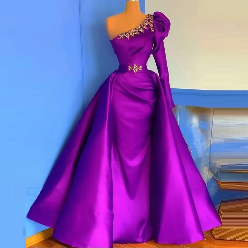 Robes de bal sirène perlées violettes avec train détachable une épaule manches longues, plus la taille robes de soirée robe en satin