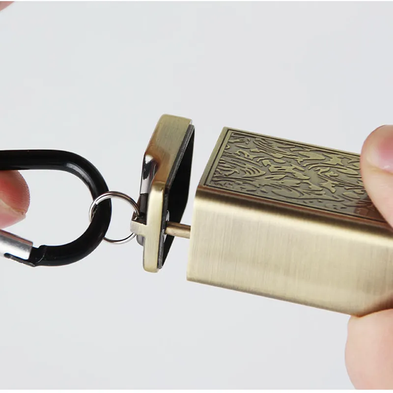 Portable Mini Ashtray Comes With Keychain Carabiner Metal Outdoor Ashtray Environmentally Friendly Clean Car Ashtray 