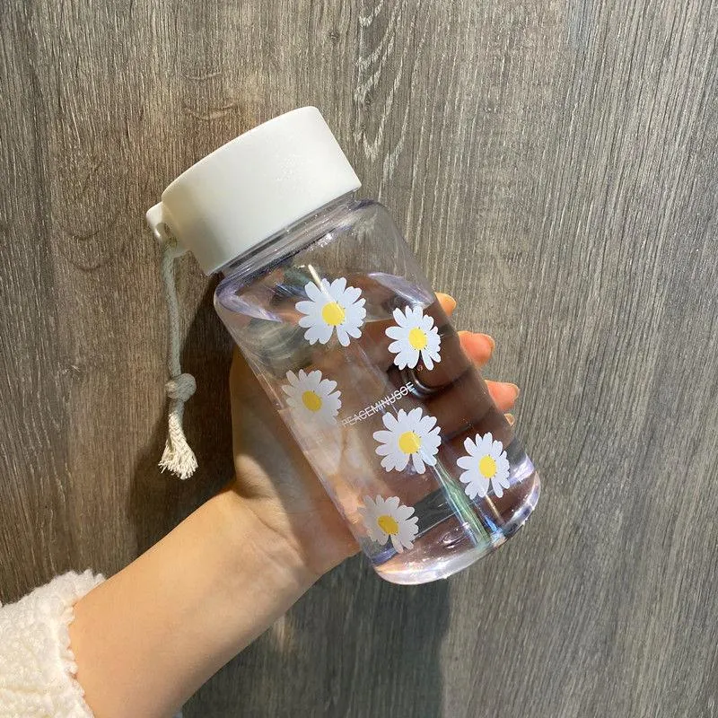 Nuove bottiglie d'acqua in plastica trasparente piccola margherita Bottiglia d'acqua smerigliata creativa da 500 ml con tazza da tè da viaggio in corda portatile HH9-3680