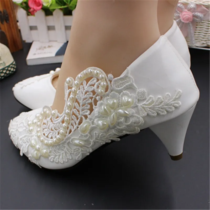 Scarpe da sposa da sposa su misura 2021 Piattaforme Gattino Tacco alto In pizzo Perle Scarpe da festa bianche per le spose Punta rotonda da damigella d'onore 3 cm 5 cm 8 cm