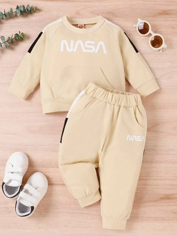 Pantaloni sportivi in felpa con cucitura laterale a contrasto con grafica Baby Letter e maniche raglan SHE