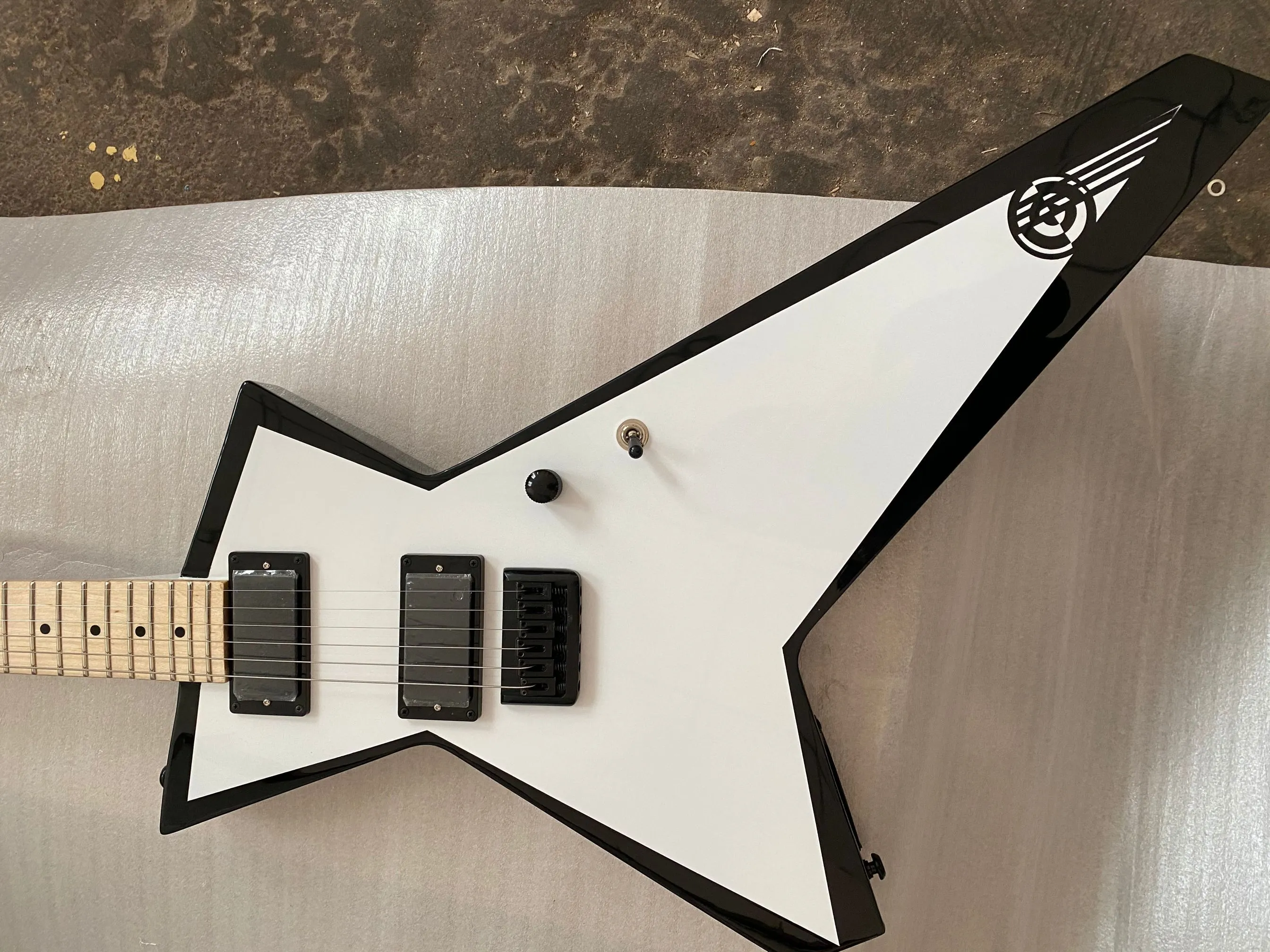 Rare GT Glenn Tipton Judas Priest Guitare électrique White Cream Explorer, copie Active EMG Picups 9 boîtier de batterie, matériel noir