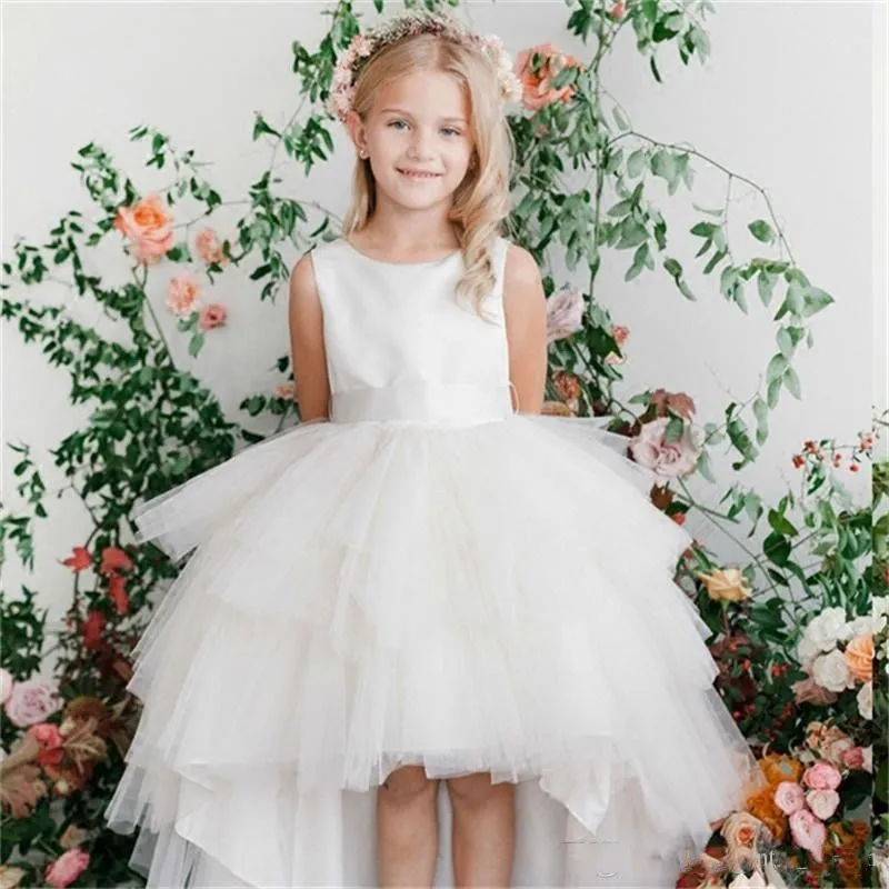 Neue Ankunfts-Blumenmädchenkleider für die Hochzeit, hübsches kleines Mädchen-Kind-Kind-Kleid, kurze Vorderseite, lange Rückseite, Party, Festzug, Kommunion, Dress228i