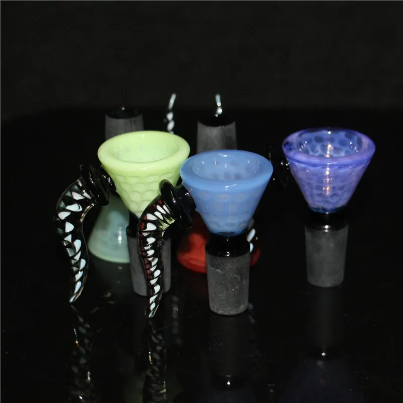 Hookahs Färgglada glasrökningsskålar 14 mm hanskål med handtag Vackra gliddabber oxhornverktyg Silikon Handrör