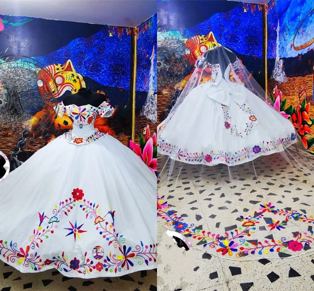 白いQuinceAneraのドレスCharro Mexicanは肩のサテンのテーマボールガウン甘い16ドレスプロングの卒業イブニングガウンを刺繍しました