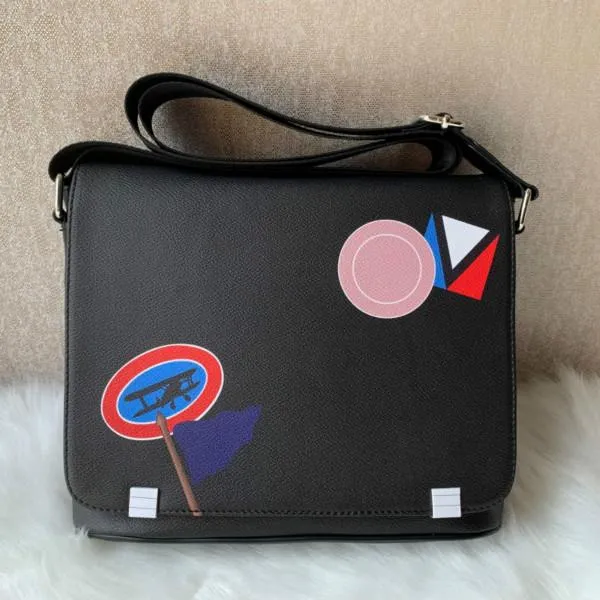 Women Luxurys Designers Bags 2021 Men purses Classic Style Fashion bag men`s messenger bagss sacoche pouch 41213