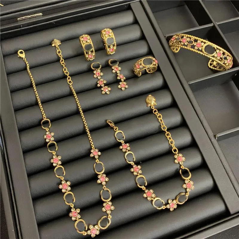 Vintage Crystal Halsband Satser Blommor Brev Smycken Satser Diamant Armband Kvinnor Ringar Halsband Charm Örhängen Studs Set
