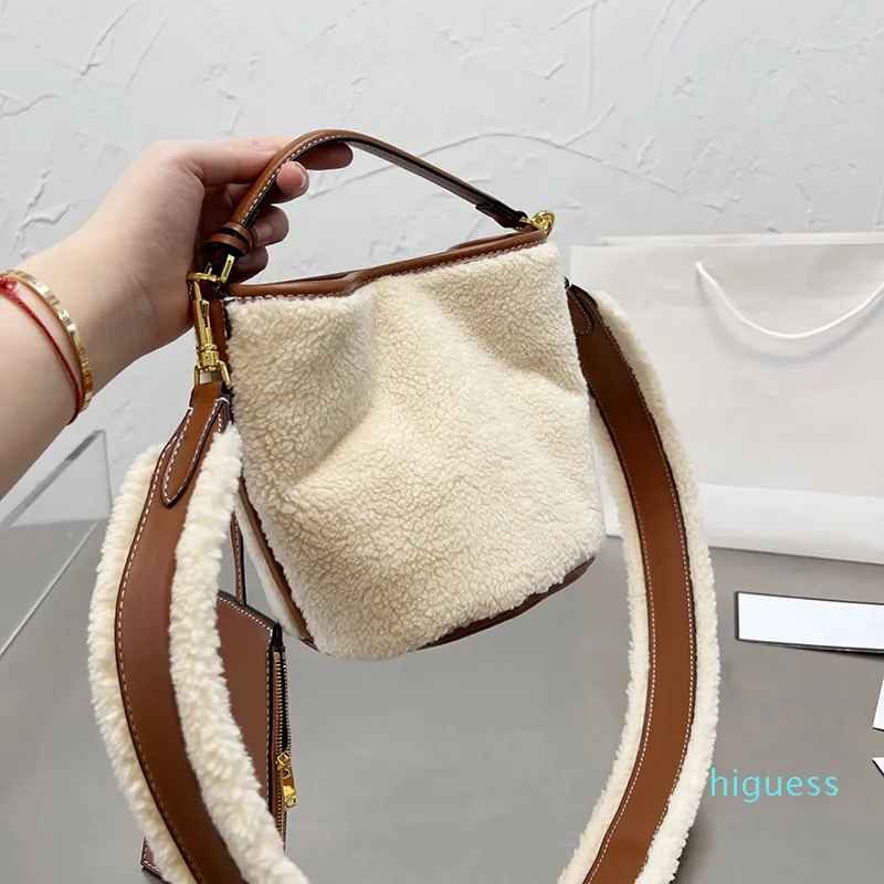 Tasarımcı-Kış Shearling Kürk Kova Çanta Tote Kaldırıldı Omuz Kayışı Çapraz Vücut Çanta Kadınlar Bayanlar Dönüş Kilit Çanta 18 * 19 cm