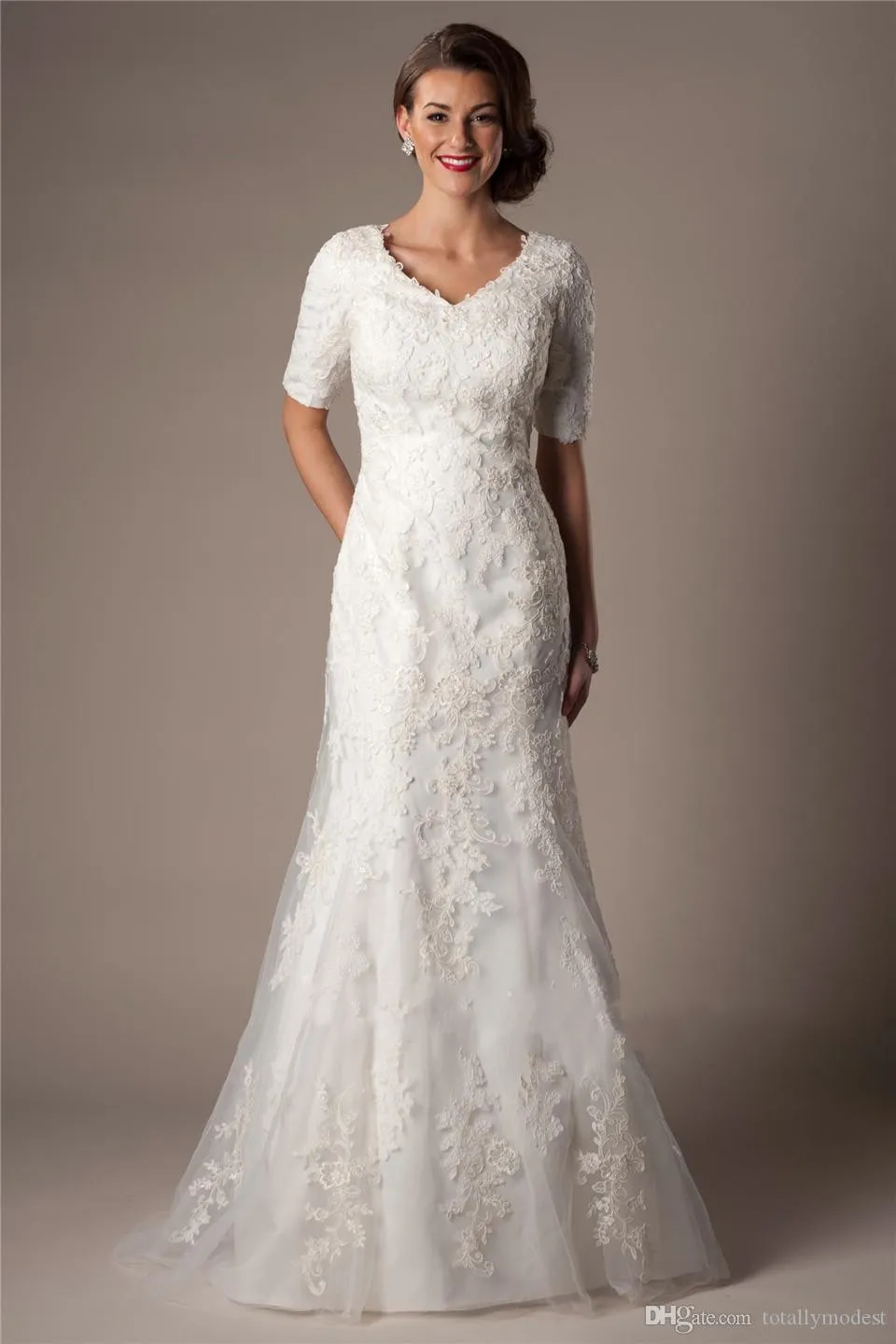 Vintage 1960s Lace Mermaid Modest Wedding Dresses With Short Sleeves Lace Appliques V Neck Castle Ceremoney Wedding Gowns Vestido De Noiva
