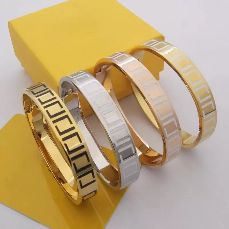 Bangle Europe America Top Designer Jewelry Lady Women Titanium Steel Black/White Emamel Emerged Letter 18k Gold Braclet 4 Color329x