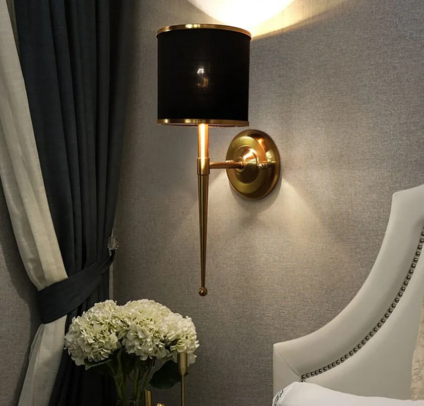 La moderna applique da parete nera ha condotto la lampada illumina le lampade da parete di cristallo di lusso sul comodino del soggiorno ha condotto l'illuminazione domestica delle luci dell'interno