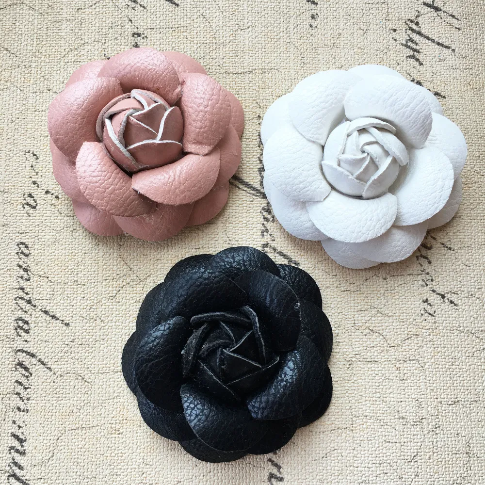 Gratis frakt 10st / lot handgjorda pu tyg 3d camellia blomma hantverk patch klistermärke passform kvinnor hår smycken klipp skor plagg diy j0113