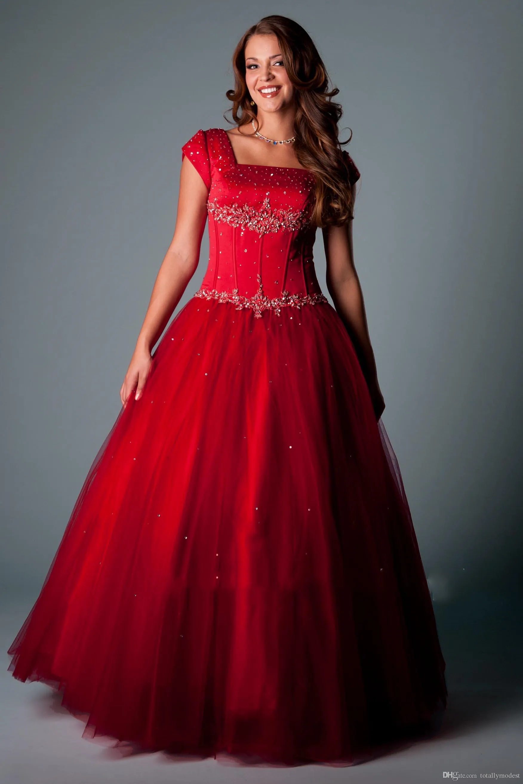 Red Ball Suknia Długie Skromne Prom Suknie Z Cap Rękawy Plac Zroszony Kryształy Buffy Floor Długość Dziewczyny Nastolatki Formalne Prom Party Dresses