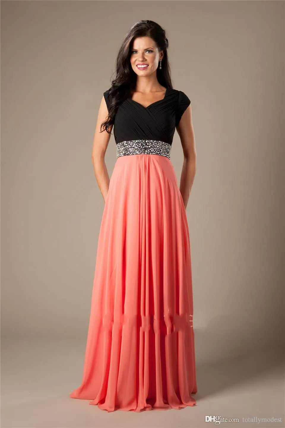 Coral Black Two Tines Lange Modest Prom Jurken met Cap Sleeves Kralen Riem Ruched Chiffon A-Line Elegante Avond Feestjurken