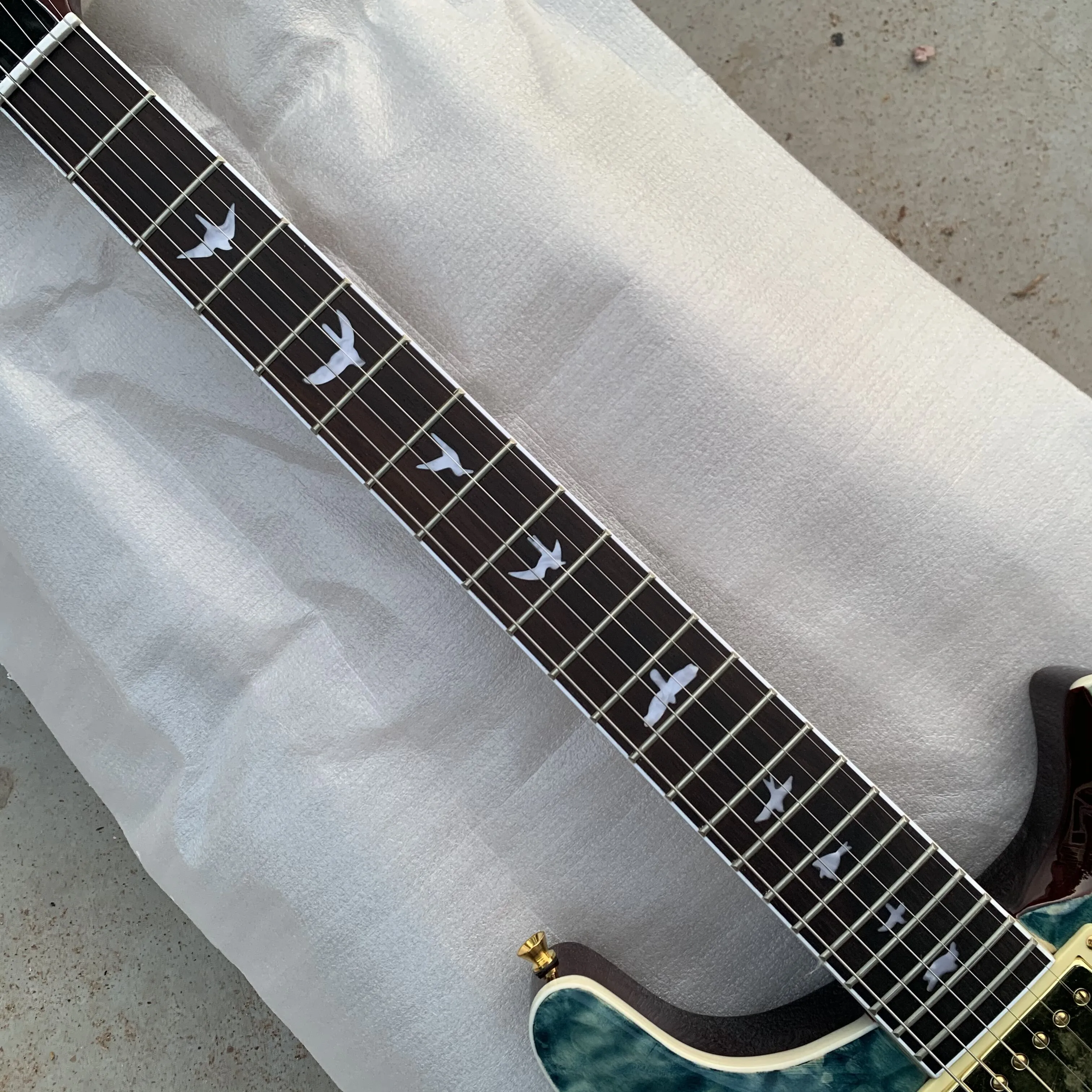 DHgate.com:Quilted Maple Top Electric Guitar with White