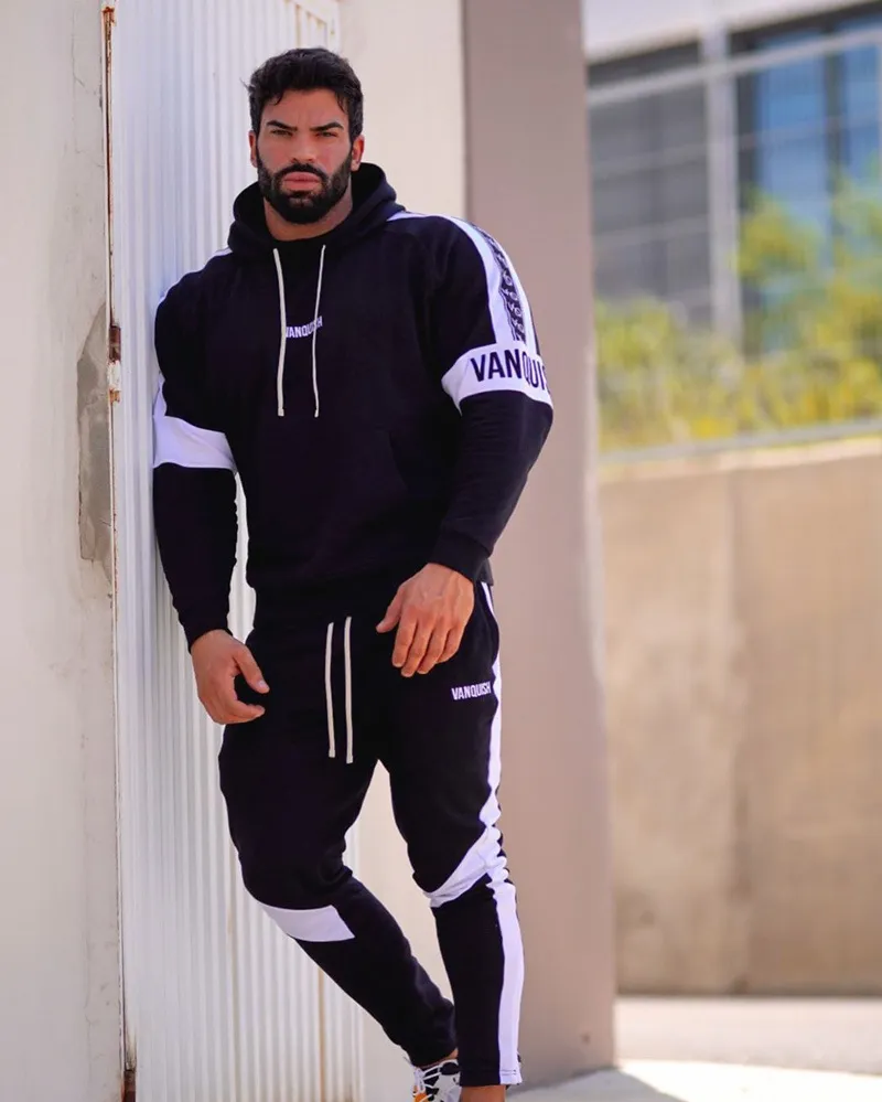 Hombres en ropa deportiva deals