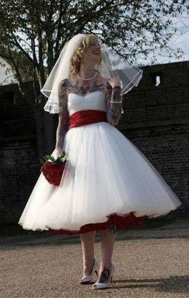 Abiti da sposa gotici Rock and Roll Vinatge Fascia bianca e rossa A-Line Lunghezza al ginocchio Boho Abito da sposa corto Abito da sposa economico taglie forti