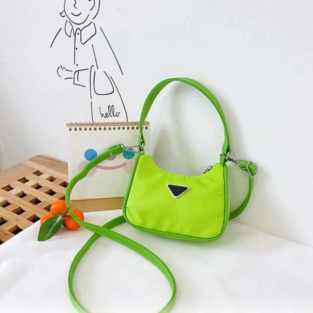 Pra designer handväska varumärke barn flicka handväskor mode baby en axel väskor barn mini söt bokstav avslappnad bärbar messenger a793071488