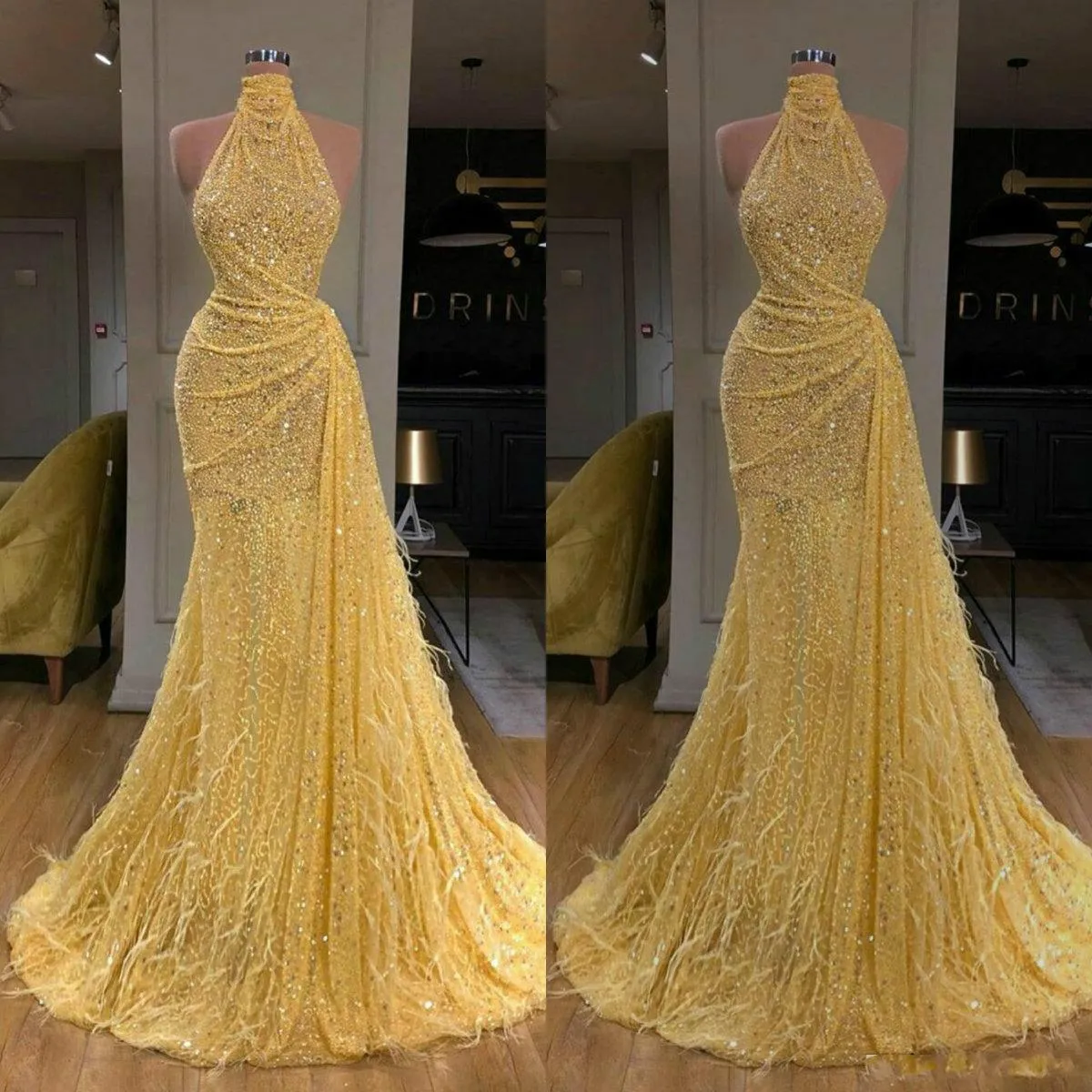 Vestidos de baile dourados elegantes, gola alta, lantejoulas brilhantes, penas, pregas franzidas, sem mangas, comprimento do chão, feito sob encomenda, vestido de noite